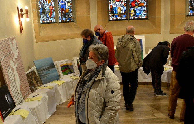 Die Bilder der Auktion sind im Altarraum der Illinger Kirche ausgestellt. <span class='image-autor'>Fotos: Stahlfeld</span>
