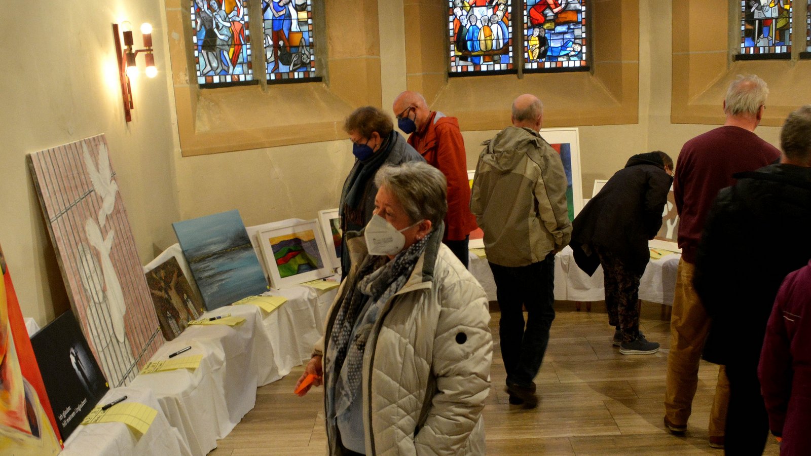 Die Bilder der Auktion sind im Altarraum der Illinger Kirche ausgestellt. Fotos: Stahlfeld