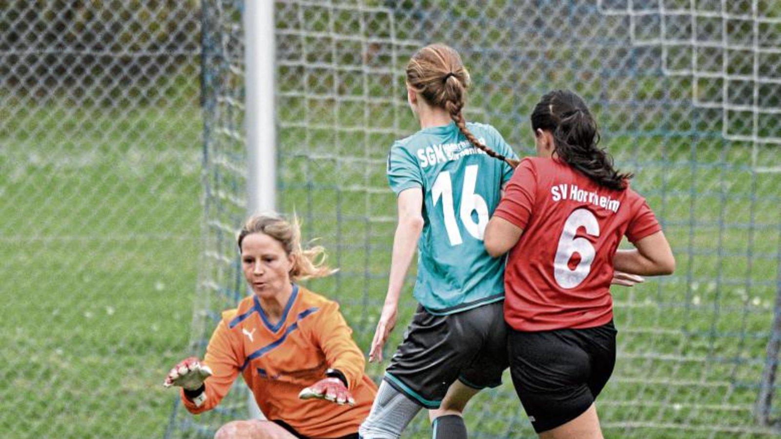 SGM-Keeperin Christina Schneider setzt alles ein, um den Ball vor Horrheims Doppeltorschützin Viviana König zu bekommen, zudem blockt Verena Lillich (Mitte) erfolgreich. Foto: Leitner SGM-Keeperin Christina Schneider setzt alles ein, um den Ball vor Horrheims Doppeltorschützin Viviana König zu bekommen, zudem blockt Verena Lillich (Mitte) erfolgreich. Foto: Leitner