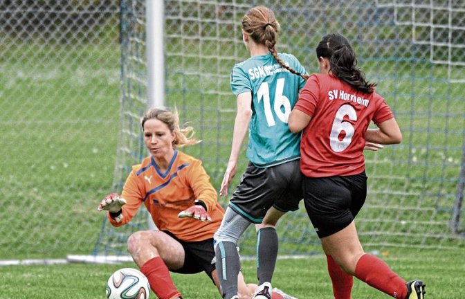SGM-Keeperin Christina Schneider setzt alles ein, um den Ball vor Horrheims Doppeltorschützin Viviana König zu bekommen, zudem blockt Verena Lillich (Mitte) erfolgreich.  Foto: Leitner