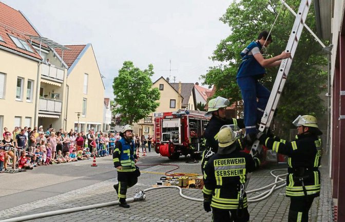 Menschenrettung aus dem alten Feuerwehrgerätehaus in der Sersheimer Ortsmitte. Fotos: Bögel