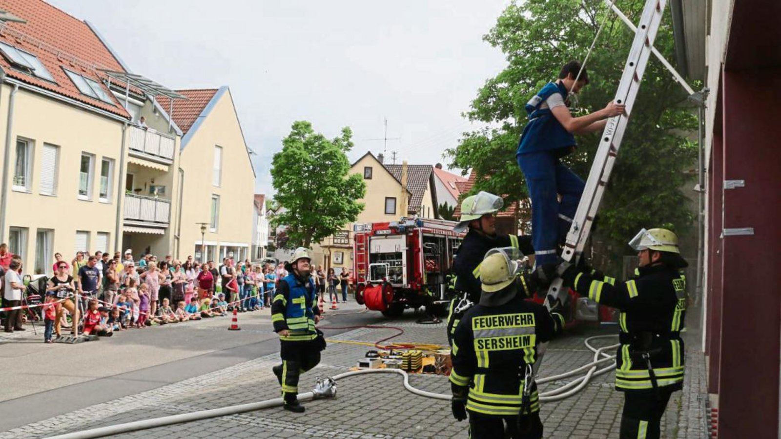 Menschenrettung aus dem alten Feuerwehrgerätehaus in der Sersheimer Ortsmitte. Fotos: Bögel Menschenrettung aus dem alten Feuerwehrgerätehaus in der Sersheimer Ortsmitte. Fotos: Bögel