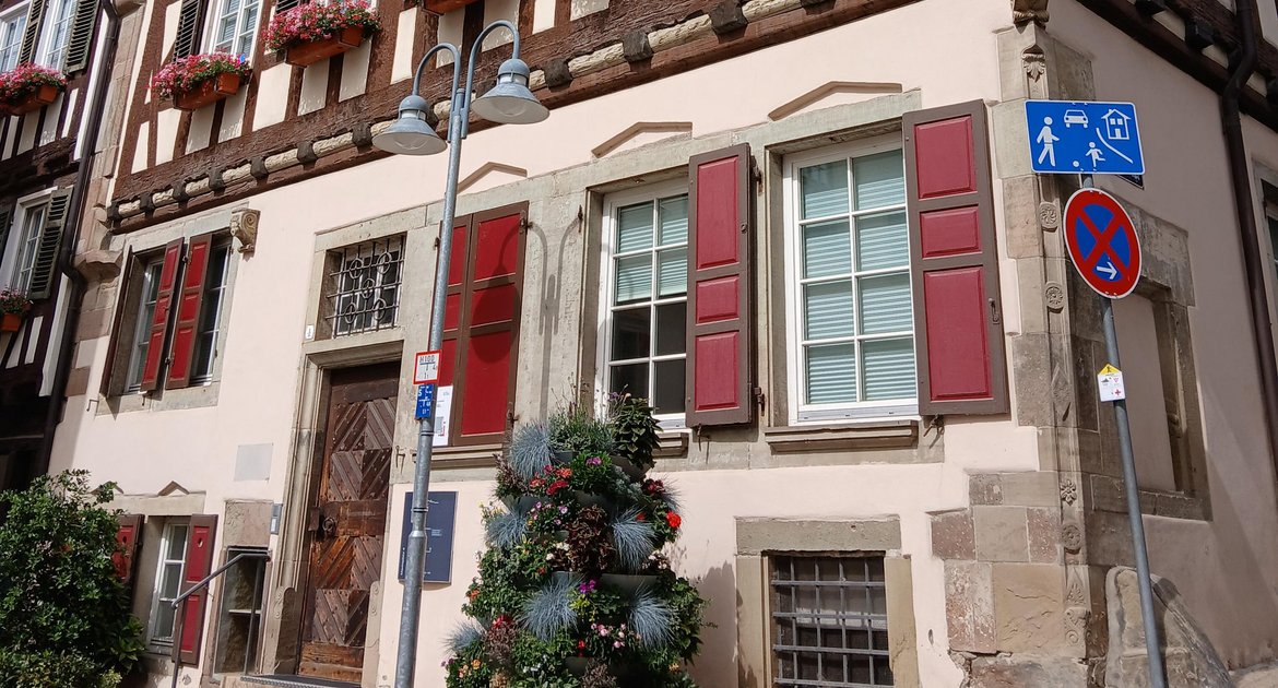 In der Nacht auf Samstag sind unbekannte Täter in das Gebäude am Marktplatz 4 in Vaihingen eingedrungen. Foto: cmr