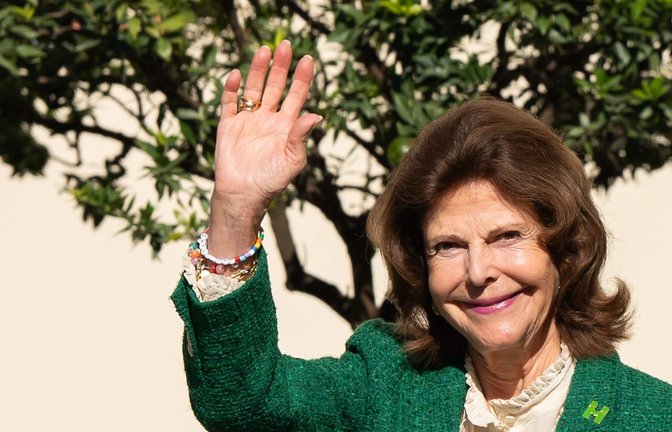 Königin Silvia von Schweden bei ihrem Besuch anlässlich der Taufe der neu gezüchteten «Mentor-Rose» im Schlosshof der Insel Mainau. (zu dpa: «Schwedische Königin besucht Bodensee-Insel»)<span class='image-autor'>Silas Stein/dpa</span>