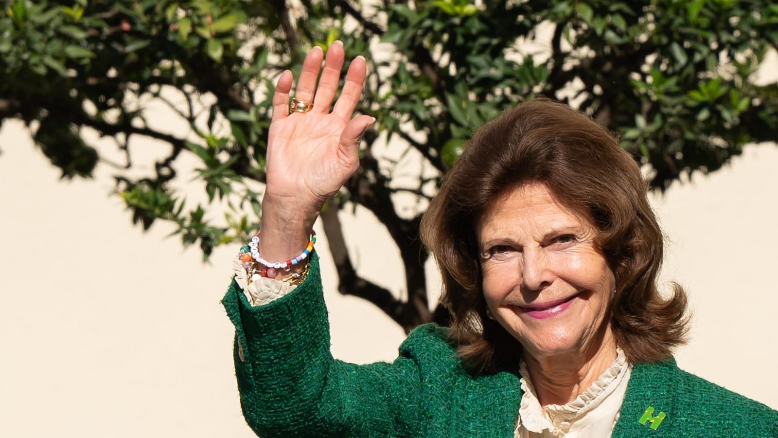 Königin Silvia von Schweden bei ihrem Besuch anlässlich der Taufe der neu gezüchteten «Mentor-Rose» im Schlosshof der Insel Mainau. (zu dpa: «Schwedische Königin besucht Bodensee-Insel»)Silas Stein/dpa Königin Silvia von Schweden bei ihrem Besuch anlässlich der Taufe der neu gezüchteten «Mentor-Rose» im Schlosshof der Insel Mainau. (zu dpa: «Schwedische Königin besucht Bodensee-Insel»)Silas Stein/dpa