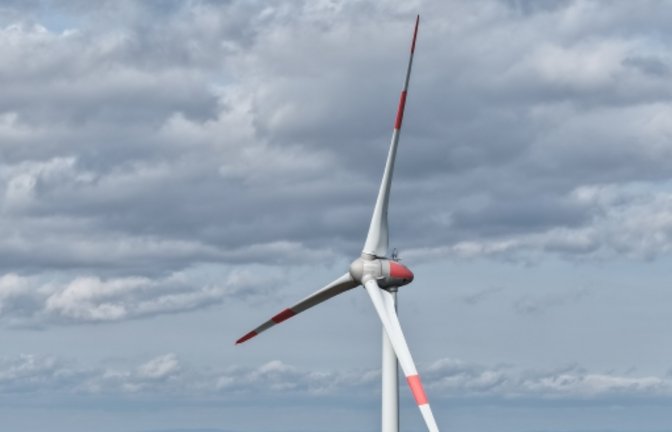Windräder, wie hier in Ingersheim, wird es im Landkreis bald wohl häufiger zu sehen geben. <span class='image-autor'>Foto: Küppers</span>