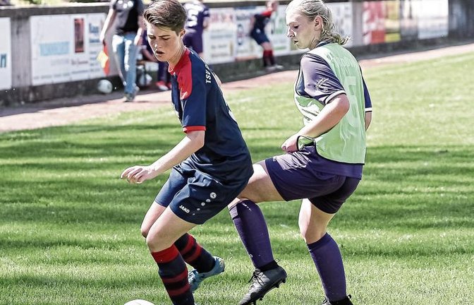 Sarah Butz (links) und Laura Kurz standen sich in der vergangenen Saison noch als Gegnerinnen gegenüber. Jetzt sind sie Teamkameradinnen beim FV Roßwag. Foto: Simecek