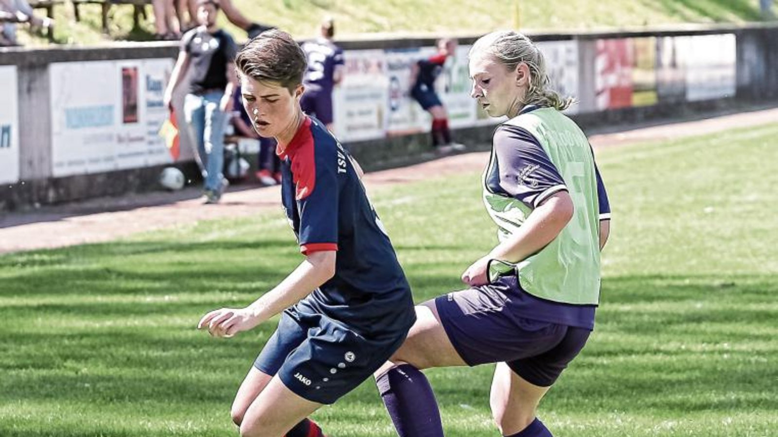 Sarah Butz (links) und Laura Kurz standen sich in der vergangenen Saison noch als Gegnerinnen gegenüber. Jetzt sind sie Teamkameradinnen beim FV Roßwag. Foto: Simecek Sarah Butz (links) und Laura Kurz standen sich in der vergangenen Saison noch als Gegnerinnen gegenüber. Jetzt sind sie Teamkameradinnen beim FV Roßwag. Foto: Simecek