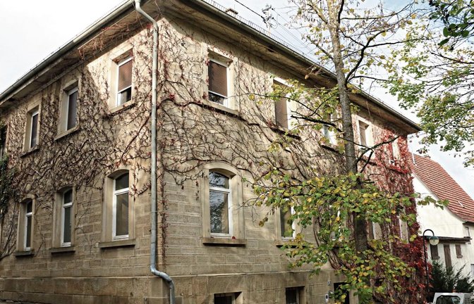 Das Gebäude Pfarrgasse 10 in Hochdorf wird saniert und soll dann erst einmal als Flüchtlungsunterkunft dienen. Foto: Bögel