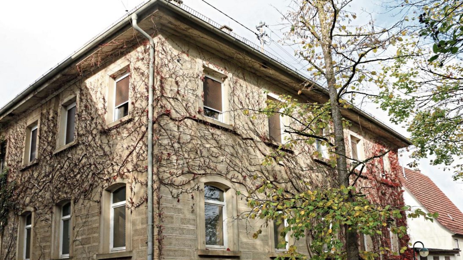 Das Gebäude Pfarrgasse 10 in Hochdorf wird saniert und soll dann erst einmal als Flüchtlungsunterkunft dienen. Foto: Bögel Das Gebäude Pfarrgasse 10 in Hochdorf wird saniert und soll dann erst einmal als Flüchtlungsunterkunft dienen. Foto: Bögel