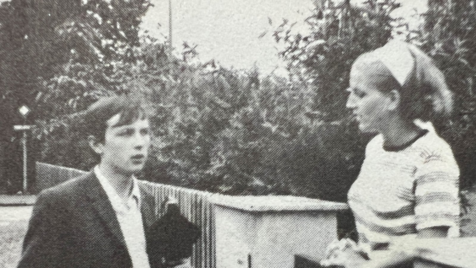Roland Mauch (links) unterhält sich mit Brigitte Wittmann am Gartentor. Foto: privat Roland Mauch (links) unterhält sich mit Brigitte Wittmann am Gartentor. Foto: privat