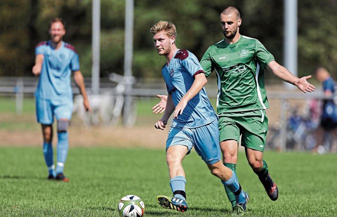 Daniel Brenner (am Ball) gehört beim SV Illingen zu den erfahrenen Akteuren, die um viele Nachwuchsspieler ergänzt werden. Foto: Küppers