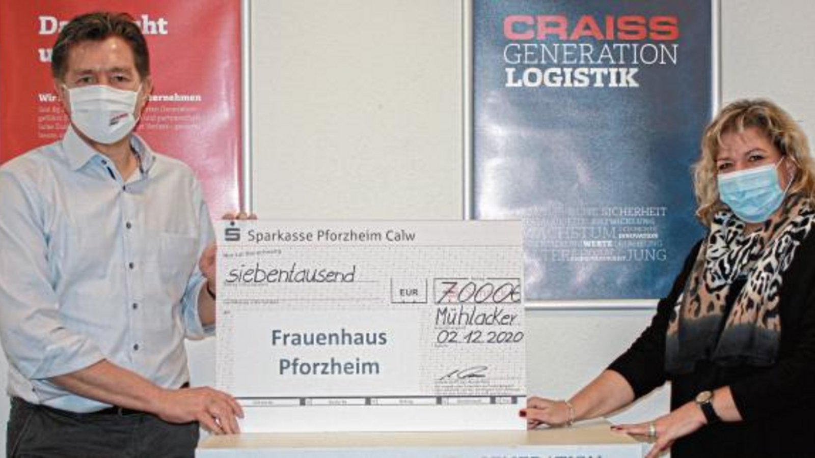 Geschäftsführer Michael Craiss überreicht Tanja Göldner vom Ökumenischen Frauenhaus Pforzheim einen symbolischen Scheck über 7000 Euro. Foto: p Geschäftsführer Michael Craiss überreicht Tanja Göldner vom Ökumenischen Frauenhaus Pforzheim einen symbolischen Scheck über 7000 Euro. Foto: p