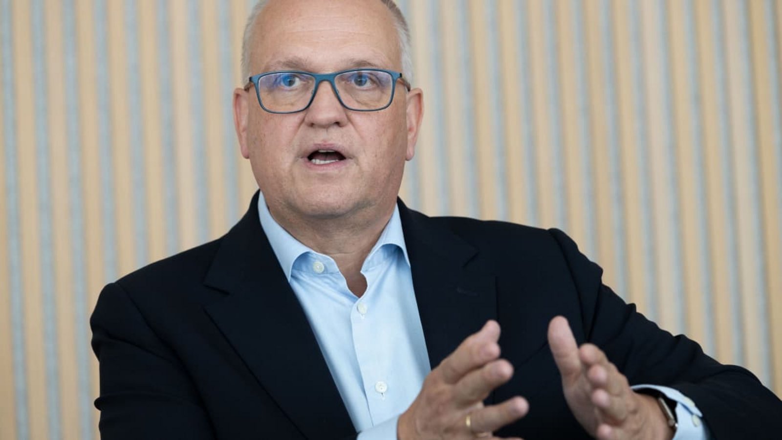 Mahnt eine neue Leistungsbereitschaft an: LBBW-Chef Rainer Neske spricht im Interview über das Ende der „goldenen Jahre“ und warum wir wieder mehr über Produktivität statt über Homeoffice streiten sollten.Lichtgut/Leif Piechowski Mahnt eine neue Leistungsbereitschaft an: LBBW-Chef Rainer Neske spricht im Interview über das Ende der „goldenen Jahre“ und warum wir wieder mehr über Produktivität statt über Homeoffice streiten sollten.Lichtgut/Leif Piechowski
