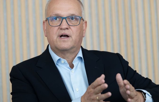 Mahnt eine neue Leistungsbereitschaft an: LBBW-Chef Rainer Neske spricht im Interview über das Ende der „goldenen Jahre“ und warum wir wieder mehr über Produktivität statt über Homeoffice streiten sollten.<span class='image-autor'>Lichtgut/Leif Piechowski</span>