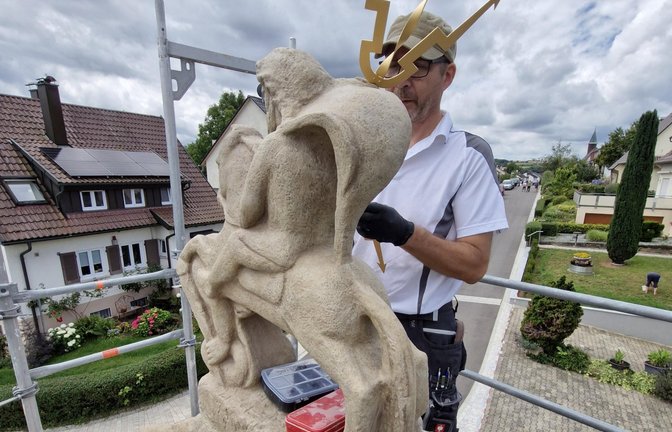 Restaurator Günter Weinreuter bei den letzten Arbeiten an der Jupiterstatue. <span class='image-autor'>Fotos: p</span>