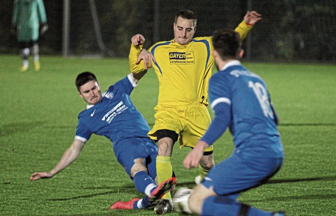 Mittelstürmer Johannes Wizemann (Mitte) ist schwer, meist nur mit Fouls vom Ball zu trennen. Foto: Archiv/Nachreiner