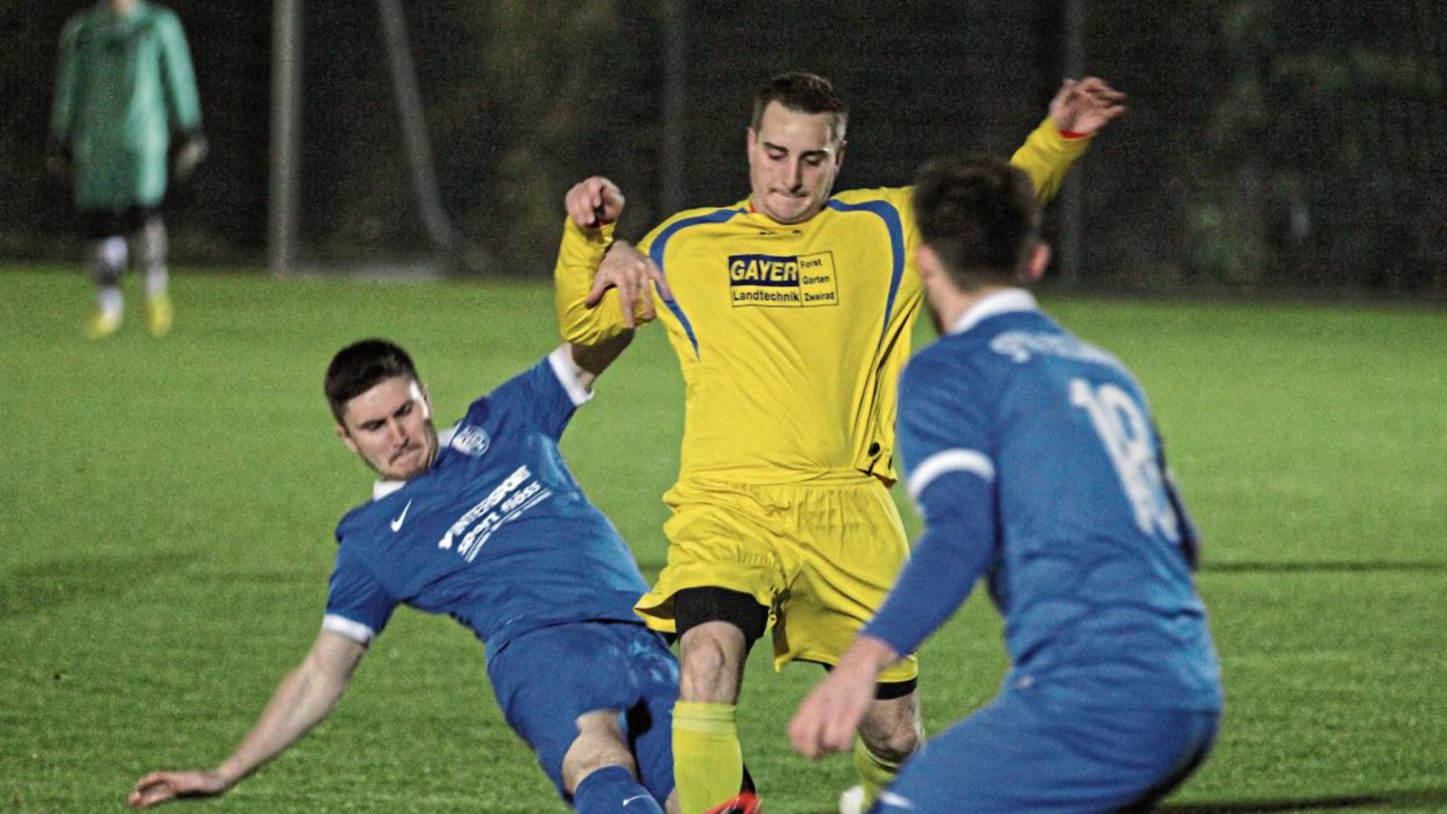 Mittelstürmer Johannes Wizemann (Mitte) ist schwer, meist nur mit Fouls vom Ball zu trennen. Foto: Archiv/Nachreiner Mittelstürmer Johannes Wizemann (Mitte) ist schwer, meist nur mit Fouls vom Ball zu trennen. Foto: Archiv/Nachreiner