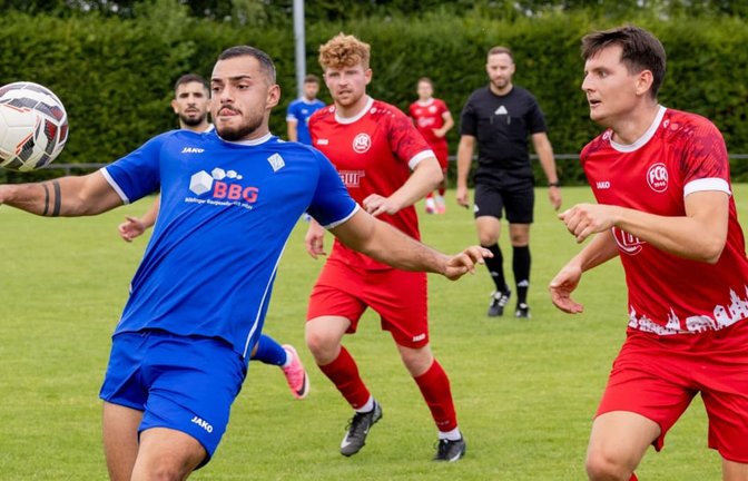 Mikail Gümüssu (li.) ist einer von unzähligen Neuzugängen der SV Böblingen: Die Follower in unserem WhatsApp-Kanal „Fußball im Kreis Böblingen“ reagieren mit haufenweise schlechten Noten für den Radikalumbruch um Silberweg.<span class='image-autor'>Eibner/Dimitri Drofitsch</span>