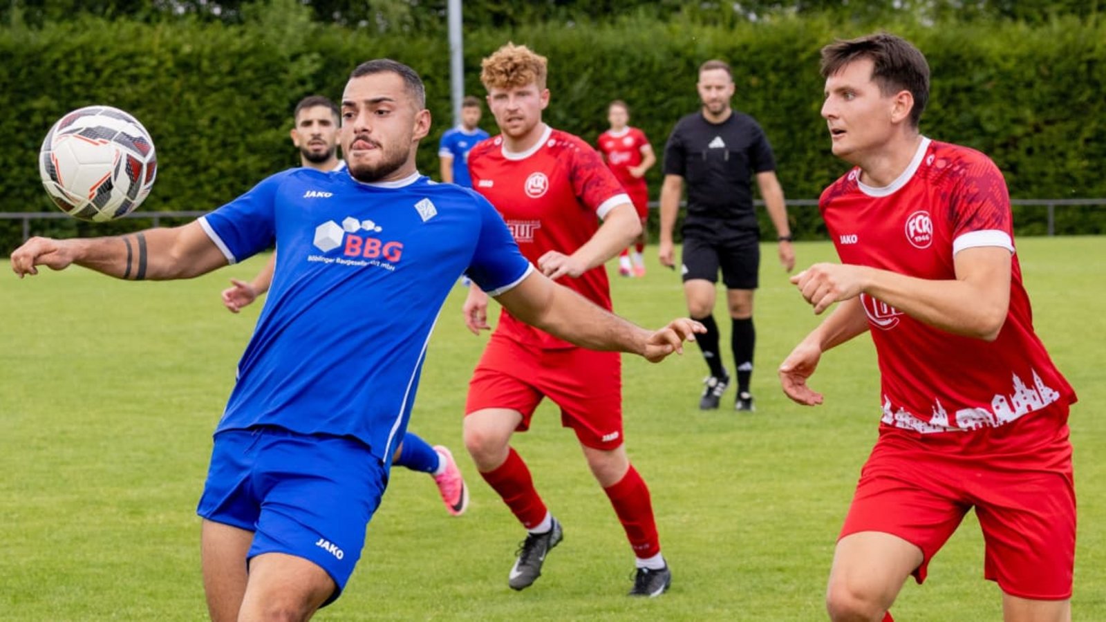 Mikail Gümüssu (li.) ist einer von unzähligen Neuzugängen der SV Böblingen: Die Follower in unserem WhatsApp-Kanal „Fußball im Kreis Böblingen“ reagieren mit haufenweise schlechten Noten für den Radikalumbruch um Silberweg.Eibner/Dimitri Drofitsch Mikail Gümüssu (li.) ist einer von unzähligen Neuzugängen der SV Böblingen: Die Follower in unserem WhatsApp-Kanal „Fußball im Kreis Böblingen“ reagieren mit haufenweise schlechten Noten für den Radikalumbruch um Silberweg.Eibner/Dimitri Drofitsch