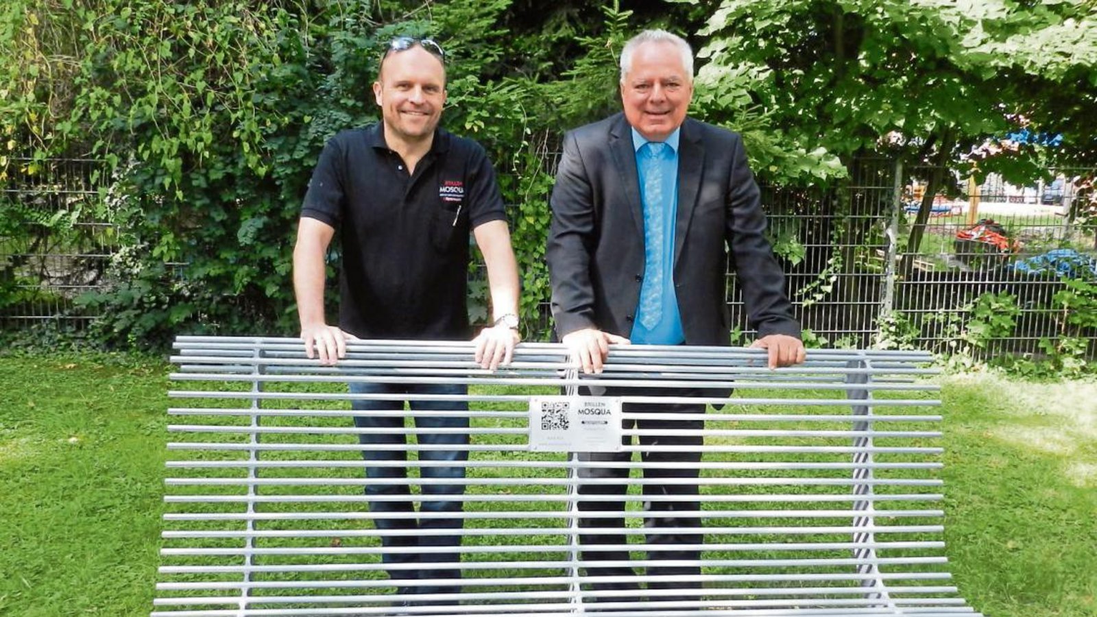 Bürgermeister Horst Fiedler (rechts) ist dankbar für die Spende von Markus Stammberger. Die neue Sitzgelegenheit steht im Schlosspark. Foto: p Bürgermeister Horst Fiedler (rechts) ist dankbar für die Spende von Markus Stammberger. Die neue Sitzgelegenheit steht im Schlosspark. Foto: p
