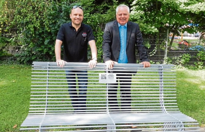 Bürgermeister Horst Fiedler (rechts) ist dankbar für die Spende von Markus Stammberger. Die neue Sitzgelegenheit steht im Schlosspark. Foto: p