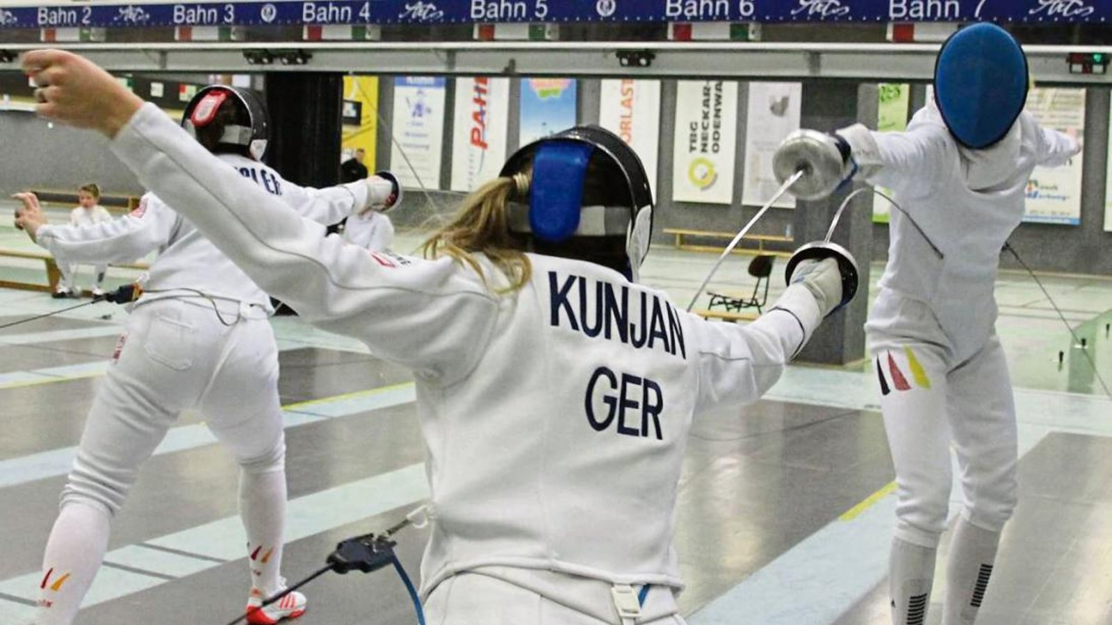 Degenfechterin Karina Mantai (rechts) hat sich im Olympiastützpunkt Tauberbischofsheim akribisch auf die Junioren-EM vorbereitet. Fotos: privat