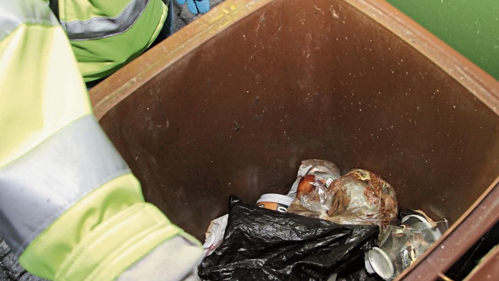 Zum Beispiel über den Biomüll kann Plastik auf den Acker gelangen. In welchem Maße und was das bewirkt, wird bei „Ensure“ erforscht. Foto: Archiv Zum Beispiel über den Biomüll kann Plastik auf den Acker gelangen. In welchem Maße und was das bewirkt, wird bei „Ensure“ erforscht. Foto: Archiv
