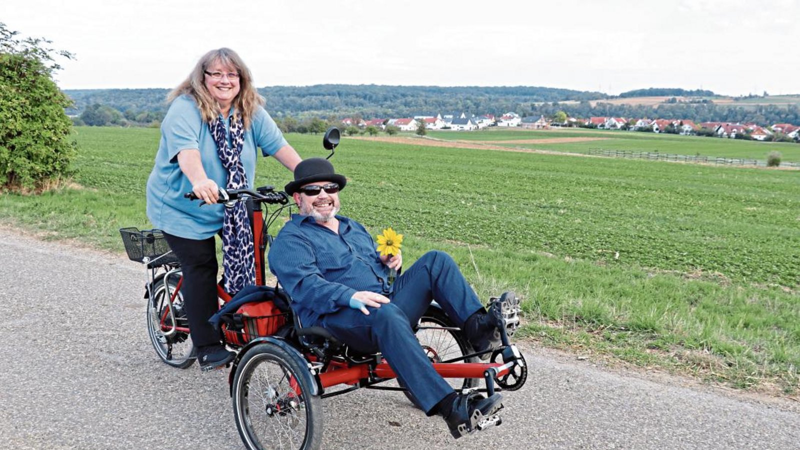 Mit seiner Frau Claudia ist der „Bürokavalier“ Werner Edelmann beruflich wie privat im Tandem unterwegs. Fotos: Gergen Mit seiner Frau Claudia ist der „Bürokavalier“ Werner Edelmann beruflich wie privat im Tandem unterwegs. Fotos: Gergen