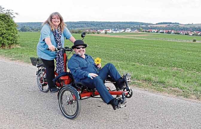 Mit seiner Frau Claudia ist der „Bürokavalier“ Werner Edelmann beruflich wie privat im Tandem unterwegs.  Fotos: Gergen