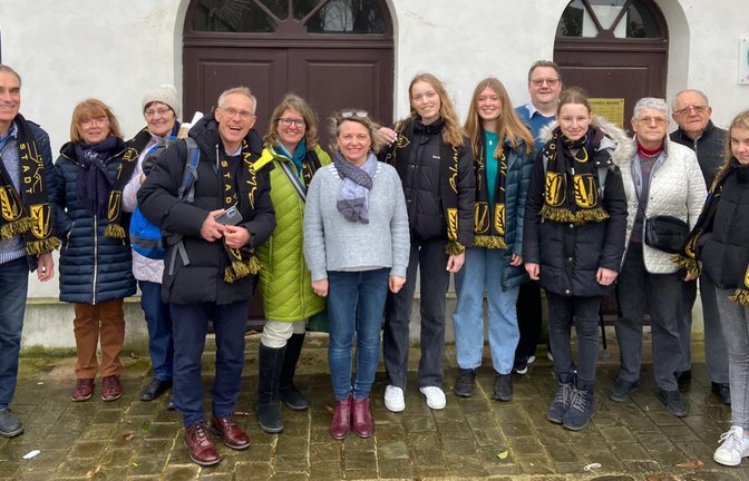 Einwohner aus Oberriexingen und Ennery haben sich in den vergangenen 45 Jahren, wie hier 2023 vor dem Rathaus in Ennery, immer wieder gegenseitig besucht, um die Städtepartnerschaft lebendig zu halten.  <span class='image-autor'>Foto: p</span>