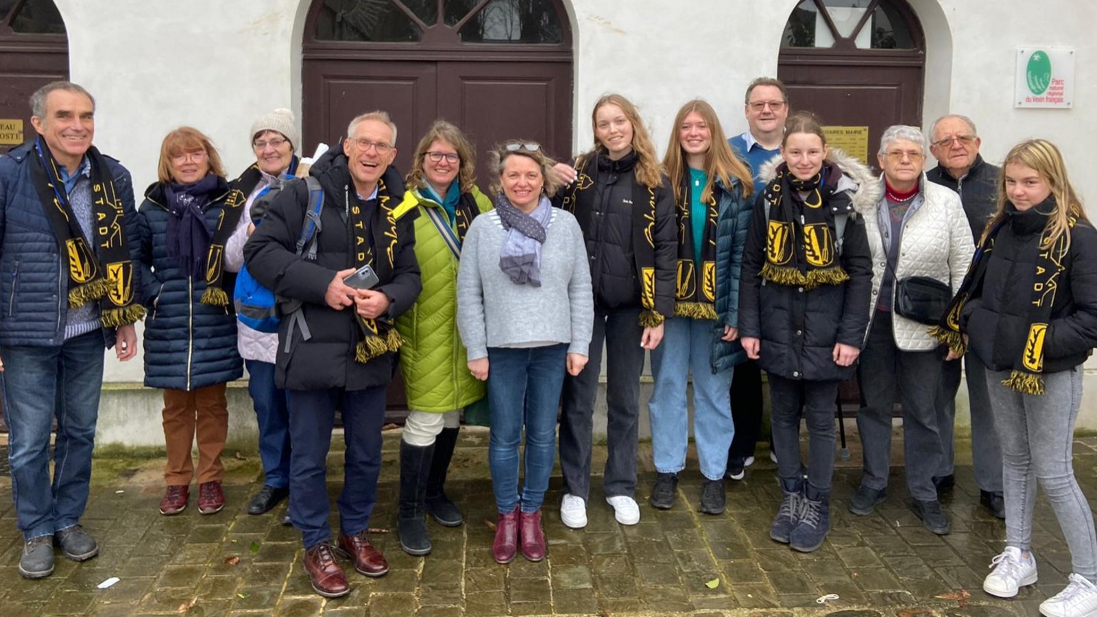 Einwohner aus Oberriexingen und Ennery haben sich in den vergangenen 45 Jahren, wie hier 2023 vor dem Rathaus in Ennery, immer wieder gegenseitig besucht, um die Städtepartnerschaft lebendig zu halten.  Foto: p