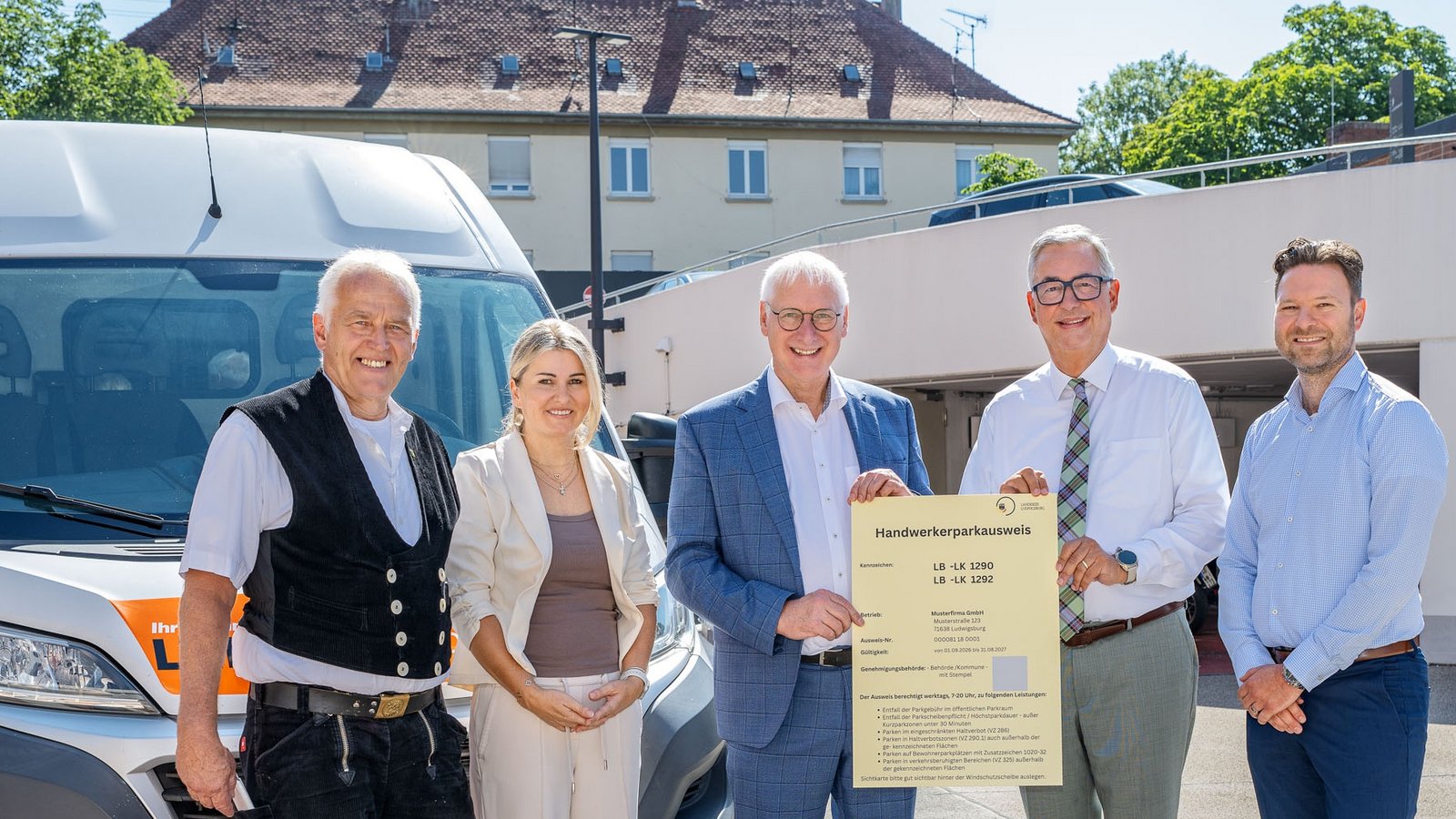 Von links: Stefan Leibfried (Obermeister der Zimmerer-Innung Ludwigsburg), Nicole Ackermann (Geschäftsführerin Kreishandwerkerschaft Ludwigsburg), Kreis-Handwerksmeister Albrecht Lang, Landrat Dietmar Allgaier und Wirtschaftsförderer Oliver Reichert. Foto: Landratsamt
