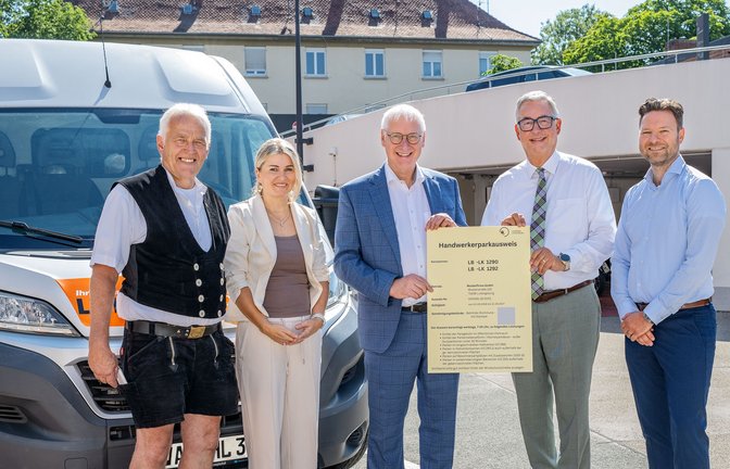 Von links: Stefan Leibfried (Obermeister der Zimmerer-Innung Ludwigsburg), Nicole Ackermann (Geschäftsführerin Kreishandwerkerschaft Ludwigsburg), Kreis-Handwerksmeister Albrecht Lang, Landrat Dietmar Allgaier und Wirtschaftsförderer Oliver Reichert. <span class='image-autor'>Foto: Landratsamt</span>