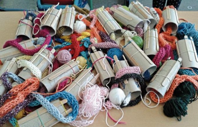 Garantiert nicht langweilig wird es den Schülern der Klasse 2 c der Vaihinger Schlossbergschule. Sie setzen mit ihren selbstgebastelten Stricklieseln außerdem ein Zeichen für Nachhaltigkeit, findet die Fachlehrerin Ruth Pfisterer.  Foto: p