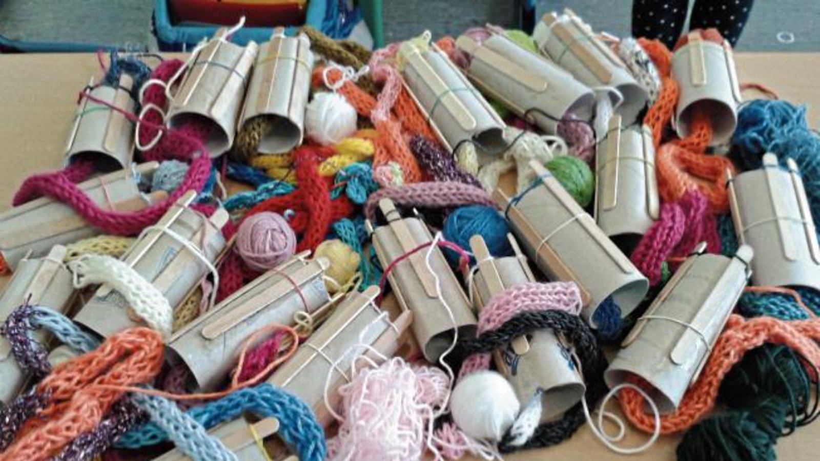 Garantiert nicht langweilig wird es den Schülern der Klasse 2 c der Vaihinger Schlossbergschule. Sie setzen mit ihren selbstgebastelten Stricklieseln außerdem ein Zeichen für Nachhaltigkeit, findet die Fachlehrerin Ruth Pfisterer.  Foto: p