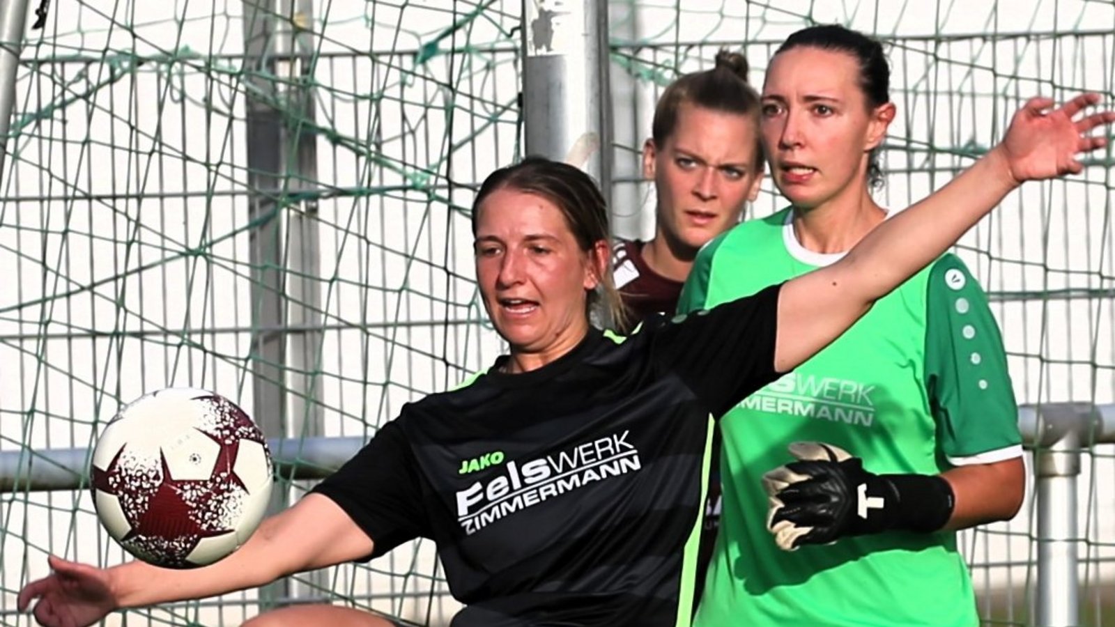Lisa Glashauser entschärft einen der vielen Deizisauer Eckbälle, bevor Torfrau Jasmin Sieber eingreifen müsste. Foto: Küppers