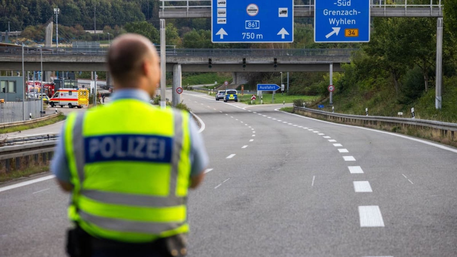 Die A861 war am Mittwoch wegen eines Gefahrgutverdachts am Grenzübergang Rheinfelden stundenlang gesperrt (Symbolfoto).Philipp von Ditfurth/dpa Die A861 war am Mittwoch wegen eines Gefahrgutverdachts am Grenzübergang Rheinfelden stundenlang gesperrt (Symbolfoto).Philipp von Ditfurth/dpa