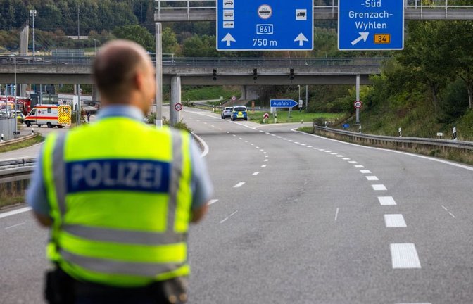 Die A861 war am Mittwoch wegen eines Gefahrgutverdachts am Grenzübergang Rheinfelden stundenlang gesperrt (Symbolfoto).<span class='image-autor'>Philipp von Ditfurth/dpa</span>