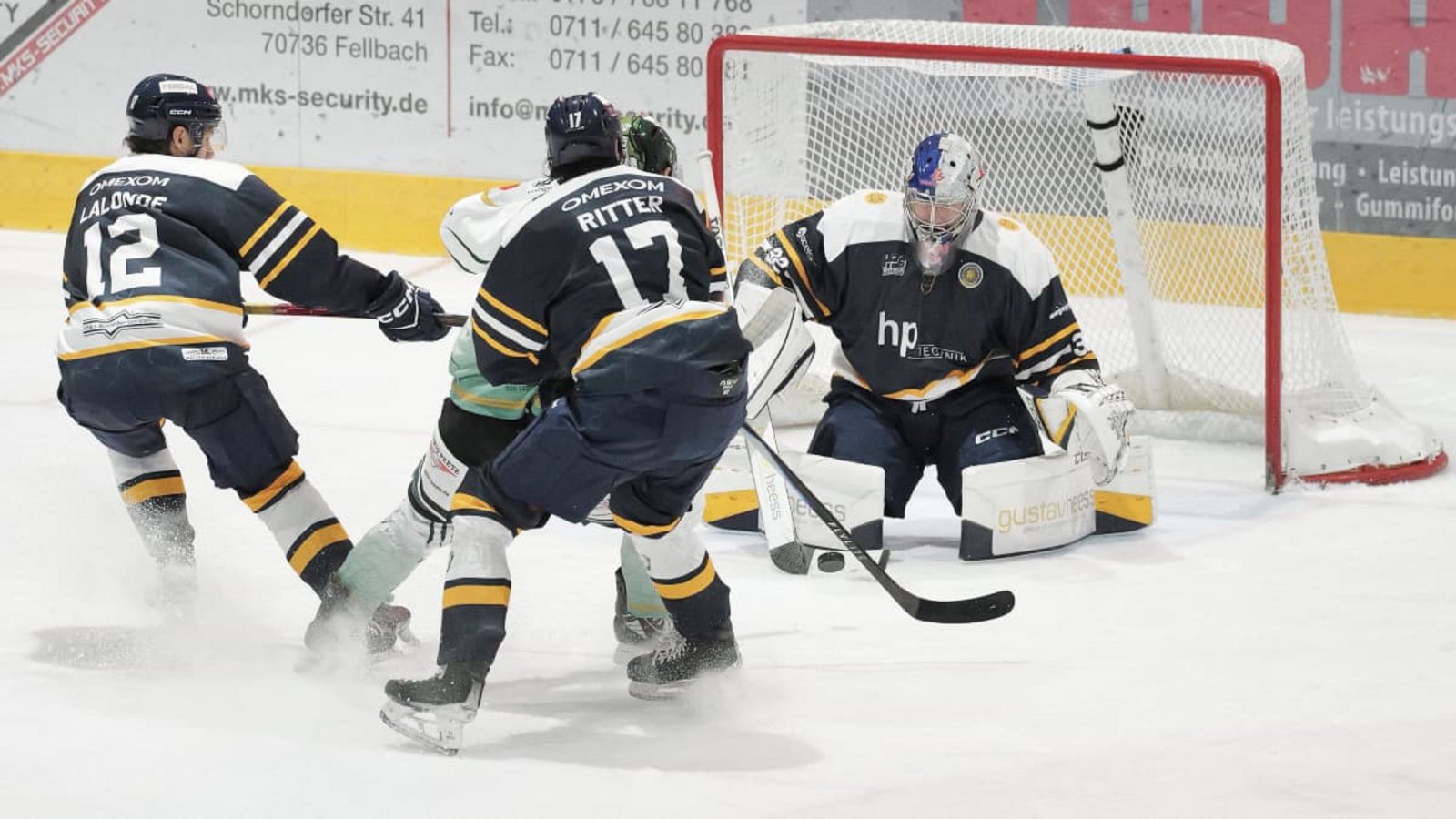Rebels-Schlussmann Daniel Allavena war im letzten Drittel in Passau nicht zu beneiden. Er musste den Puck fünfmal aus seinem Netz holen.Günter&nbsp; Bergmann