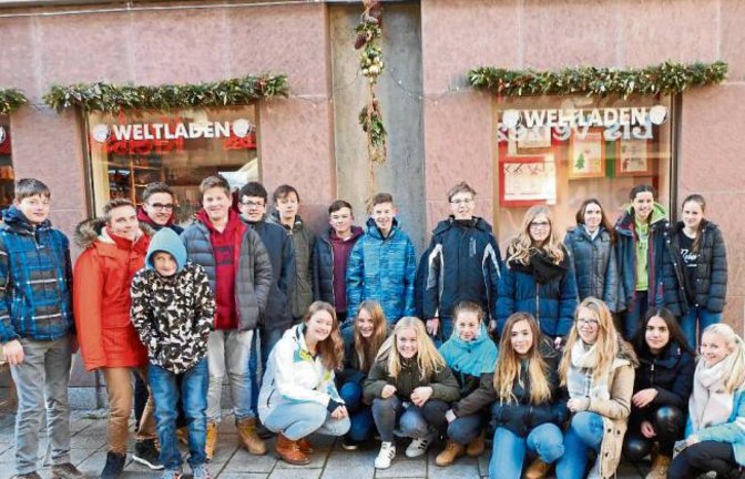 Schüler der Klasse 8 a der Vaihinger Ferdinand-Steinbeis-Realschule haben sich mit dem Thema Schaufenstergestaltung beschäftigt. Bilder der Fairtrade-Schule können im Schaufenster des Vaihinger Weltladens bewundert werden. Foto: p