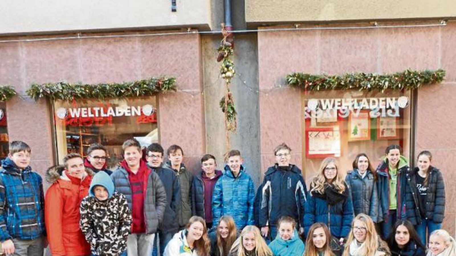 Schüler der Klasse 8 a der Vaihinger Ferdinand-Steinbeis-Realschule haben sich mit dem Thema Schaufenstergestaltung beschäftigt. Bilder der Fairtrade-Schule können im Schaufenster des Vaihinger Weltladens bewundert werden. Foto: p Schüler der Klasse 8 a der Vaihinger Ferdinand-Steinbeis-Realschule haben sich mit dem Thema Schaufenstergestaltung beschäftigt. Bilder der Fairtrade-Schule können im Schaufenster des Vaihinger Weltladens bewundert werden. Foto: p