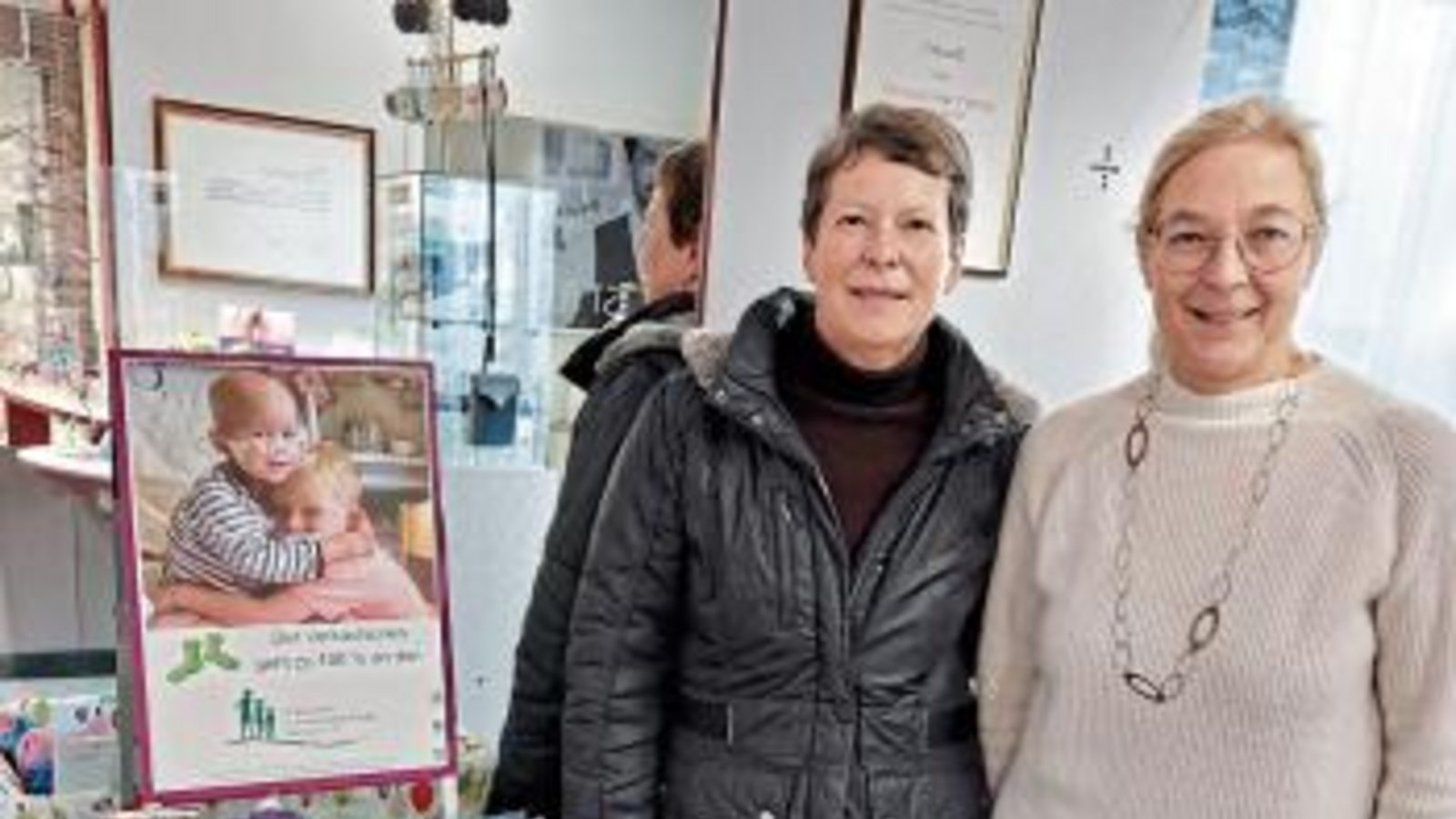 Christel Lampater (links) und Christine Horn-Müller von Optik Horn in Maulbronn bei der Aktion für den Förderverein krebskranker Kinder Tübingen. Foto: Fotomoment Christel Lampater (links) und Christine Horn-Müller von Optik Horn in Maulbronn bei der Aktion für den Förderverein krebskranker Kinder Tübingen. Foto: Fotomoment