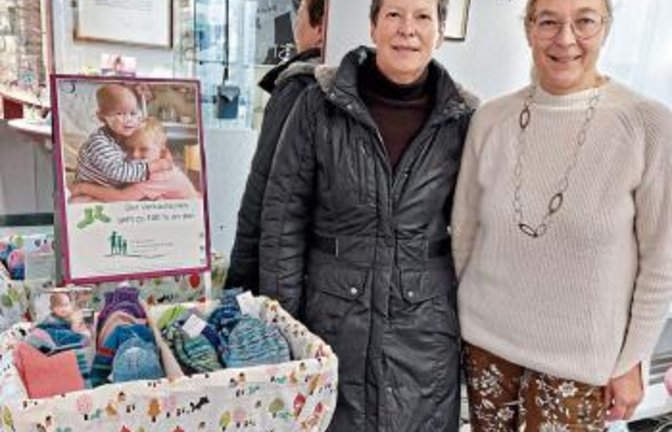 Christel Lampater (links) und Christine Horn-Müller von Optik Horn in Maulbronn bei der Aktion für den Förderverein krebskranker Kinder Tübingen.  Foto: Fotomoment