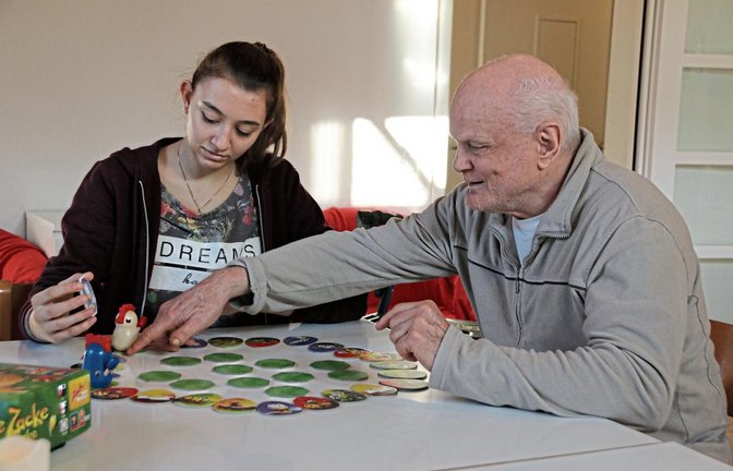 Lilli Arlt, die im Kleinglattbacher Wohnheim eine Woche Berufsorientierung macht, spielt mit Josef Possmayer. Fotos: Bögel/Lebenshilfe
