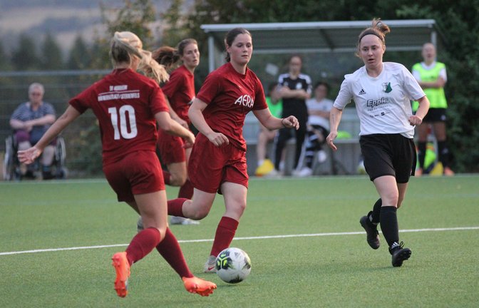 Lara Nimmerfroh (Mitte) steuert gegen den VfB Tamm zwei Tore zum Kantersieg bei. <span class='image-autor'>Foto: Archiv/Dittrich</span>
