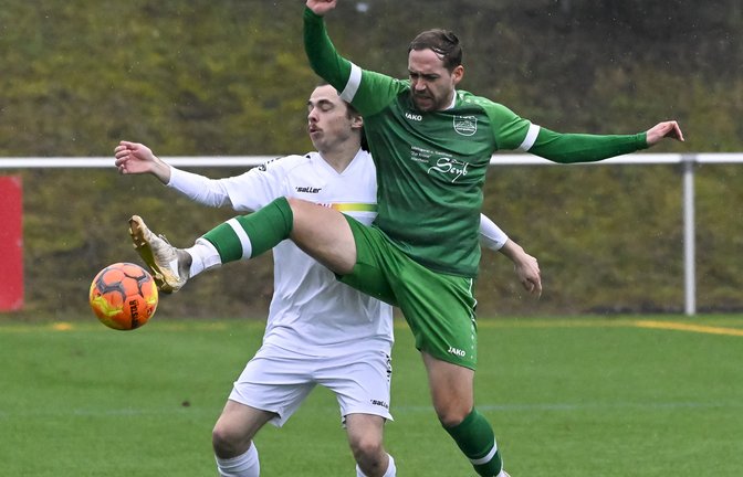 Mit aller Kraft stemmt sich Lukas Strauß (rechts) mit dem TSV Kleinglattbach gegen den drohenden Abstieg. <span class='image-autor'>Foto: Leitner</span>