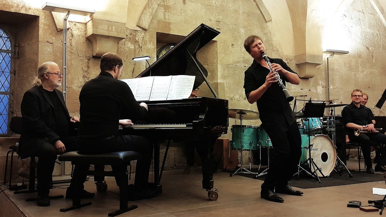 Sebastian Manz brilliert als Soloklarinettist, am Flügel begleitet von Helge Aurich.  Foto: Filitz