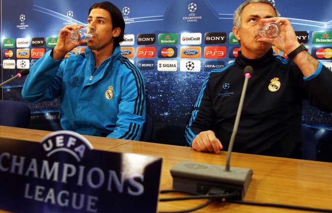 Nach fast eineinhalb Jahrzehnten wieder bei Real vereint: Sami Khedira (links) und Coach José Mourinho. (Archivbild)<span class='image-autor'>picture alliance / dpa</span>