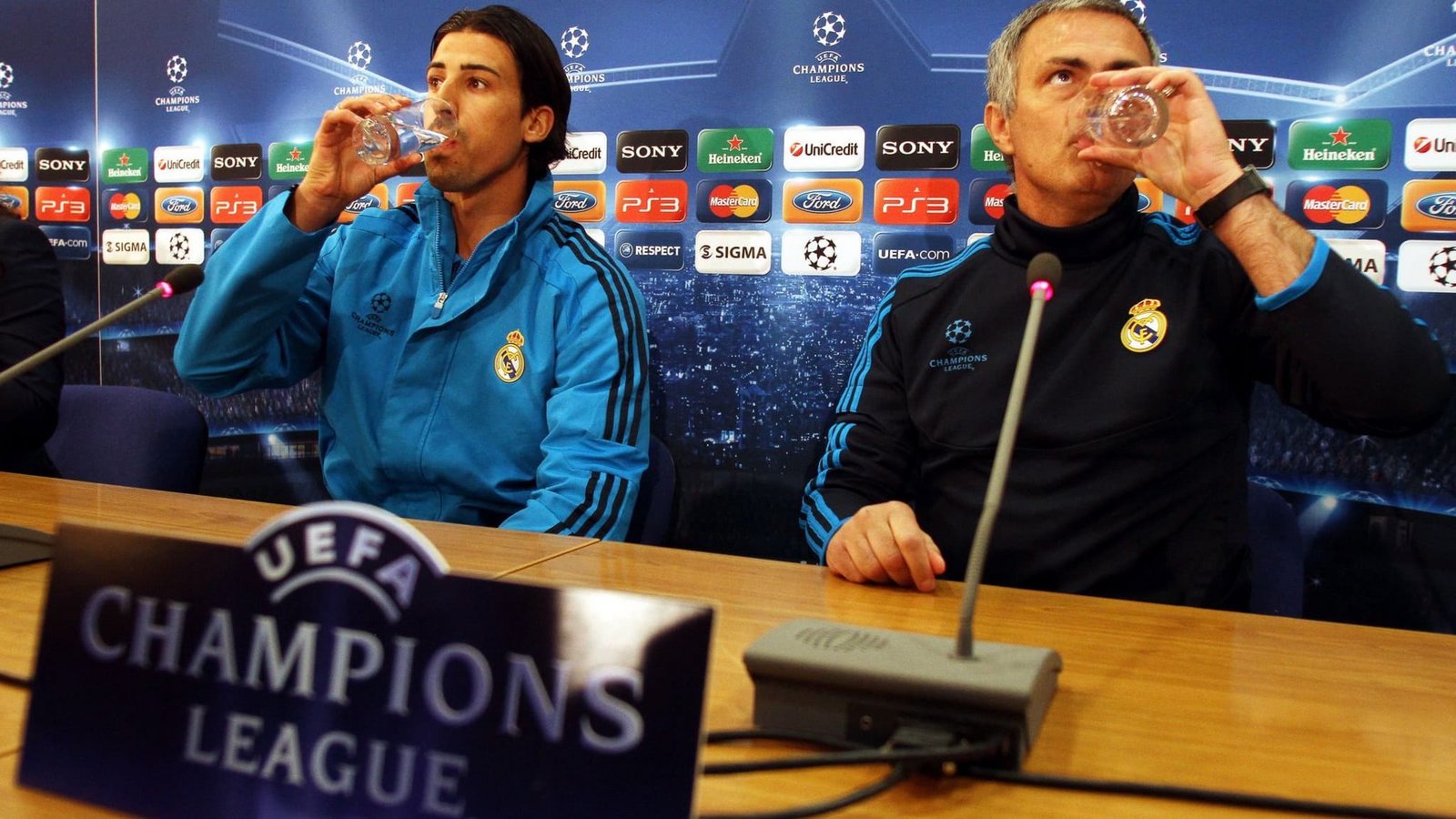 Nach fast eineinhalb Jahrzehnten wieder bei Real vereint: Sami Khedira (links) und Coach José Mourinho. (Archivbild)picture alliance / dpa Nach fast eineinhalb Jahrzehnten wieder bei Real vereint: Sami Khedira (links) und Coach José Mourinho. (Archivbild)picture alliance / dpa